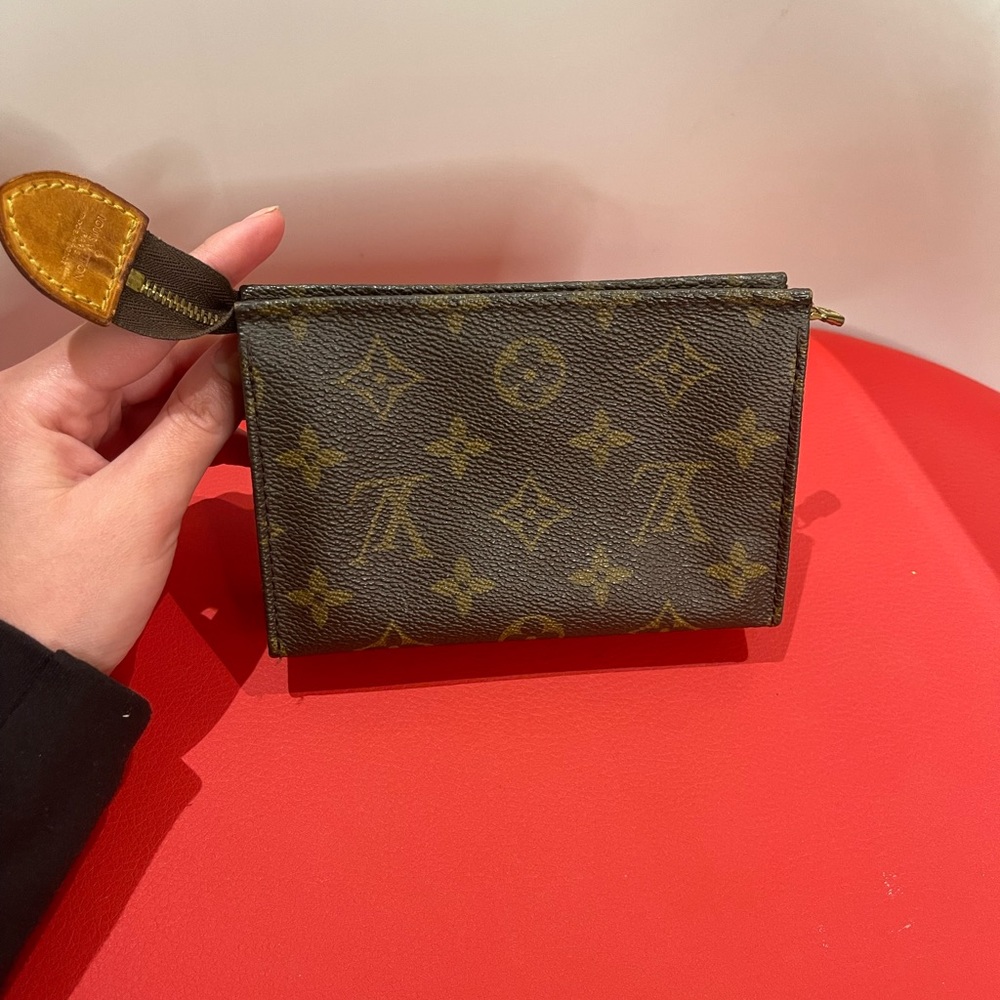 100% authentic Louis Vuitton Monogram Cosmetic Pouch 15